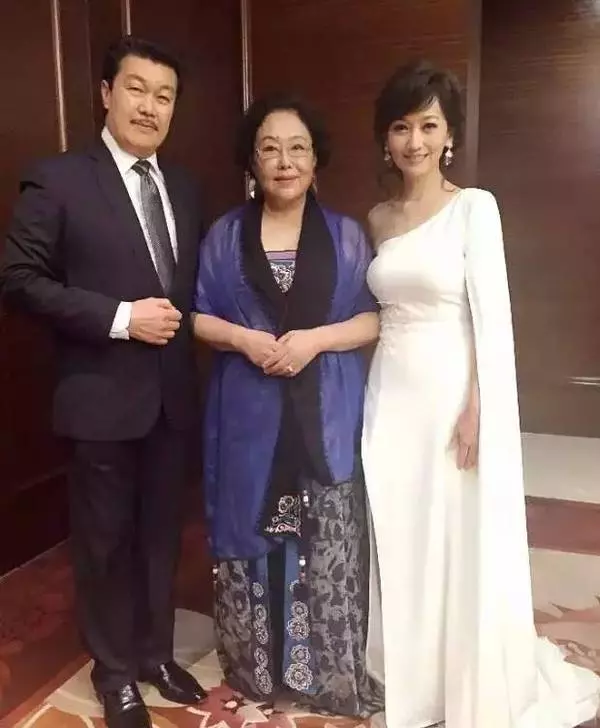 63歲趙雅芝和49歲蕭薔同場參加公益活動照片流出後,網友驚呆了!