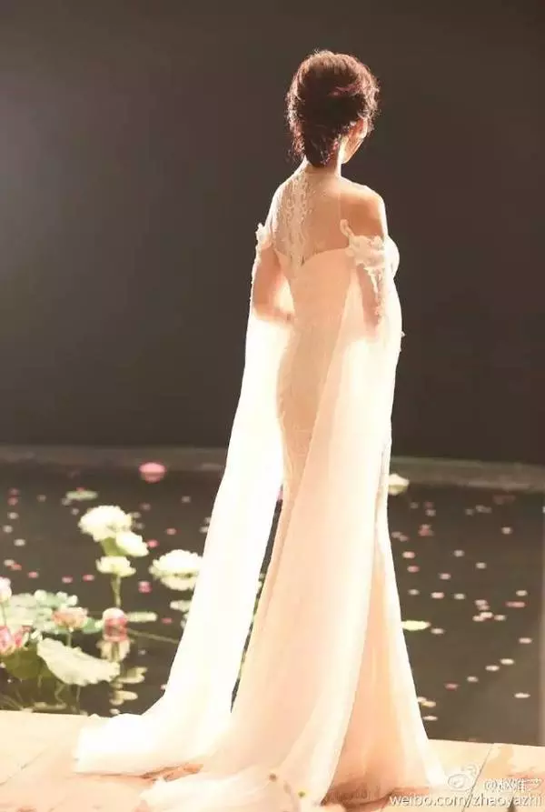 63歲趙雅芝和49歲蕭薔同場參加公益活動照片流出後,網友驚呆了!