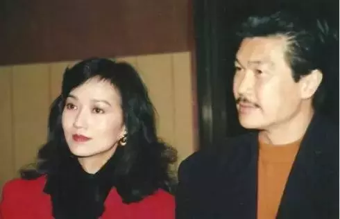 63歲趙雅芝和49歲蕭薔同場參加公益活動照片流出後,網友驚呆了!
