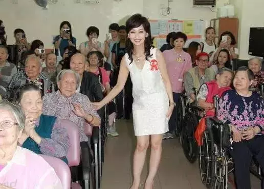 63歲趙雅芝和49歲蕭薔同場參加公益活動照片流出後,網友驚呆了!