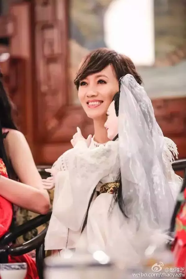 63歲趙雅芝和49歲蕭薔同場參加公益活動照片流出後,網友驚呆了!