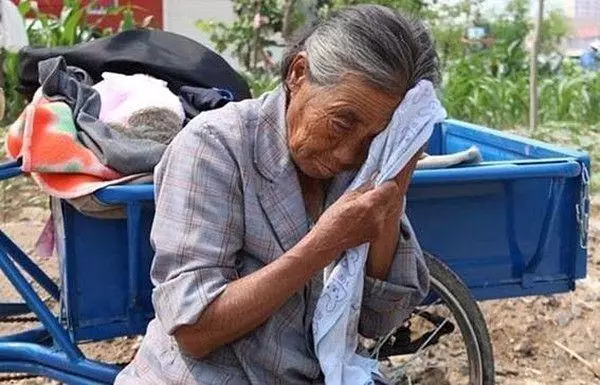 11歲女童父母離異被遺棄，吃百家飯長大，全村人對她做的事讓人流淚
