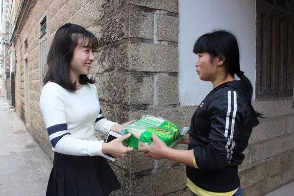 11歲女童父母離異被遺棄，吃百家飯長大，全村人對她做的事讓人流淚