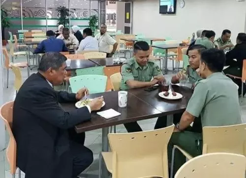 Mat Sabu可愛升級!他超級親民愛聊天,lunch time還特地跑去「這裡」,把下屬都嚇壞了!