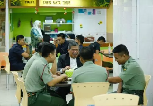 Mat Sabu可愛升級!他超級親民愛聊天,lunch time還特地跑去「這裡」,把下屬都嚇壞了!