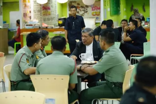 Mat Sabu可愛升級!他超級親民愛聊天,lunch time還特地跑去「這裡」,把下屬都嚇壞了!