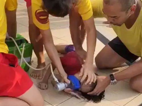 父母忙著顧小女兒 5歲童墜泳池 幸獲救