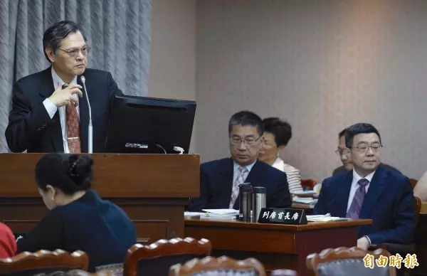 青年義務收年改「公教請願書」 每天超過30退伍軍人遞件