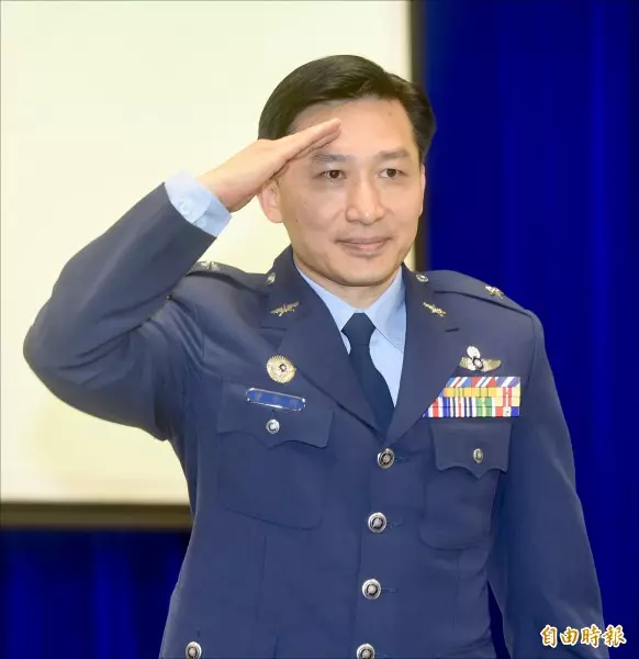 青年義務收年改「公教請願書」 每天超過30退伍軍人遞件