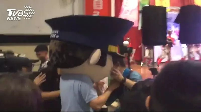 互別苗「頭」!侯戴警大頭娃 蘇主打光頭