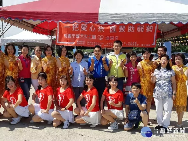 藍天護國宮愛心捐白米 桃市議員候選人紛紛展愛心