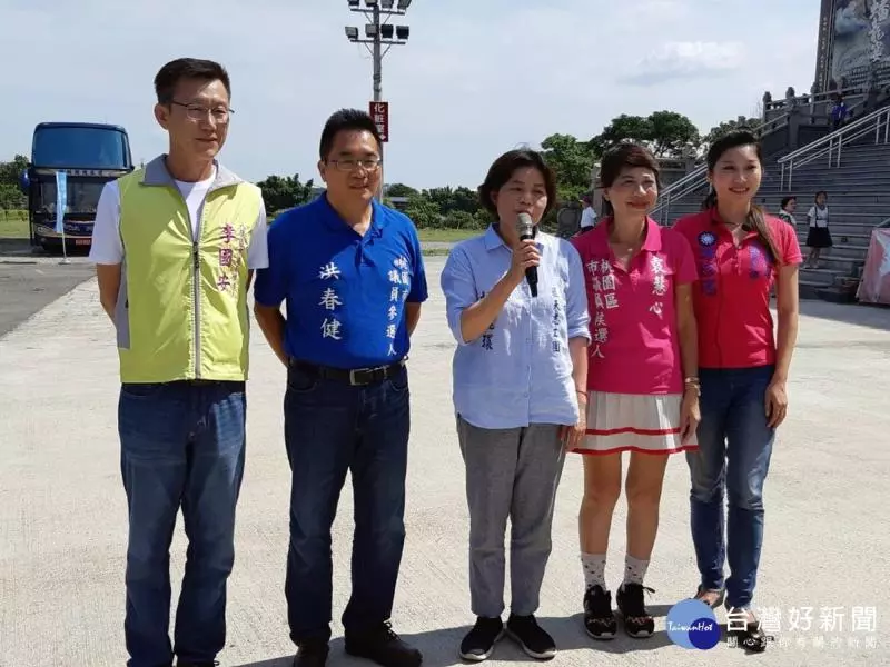 藍天護國宮愛心捐白米 桃市議員候選人紛紛展愛心