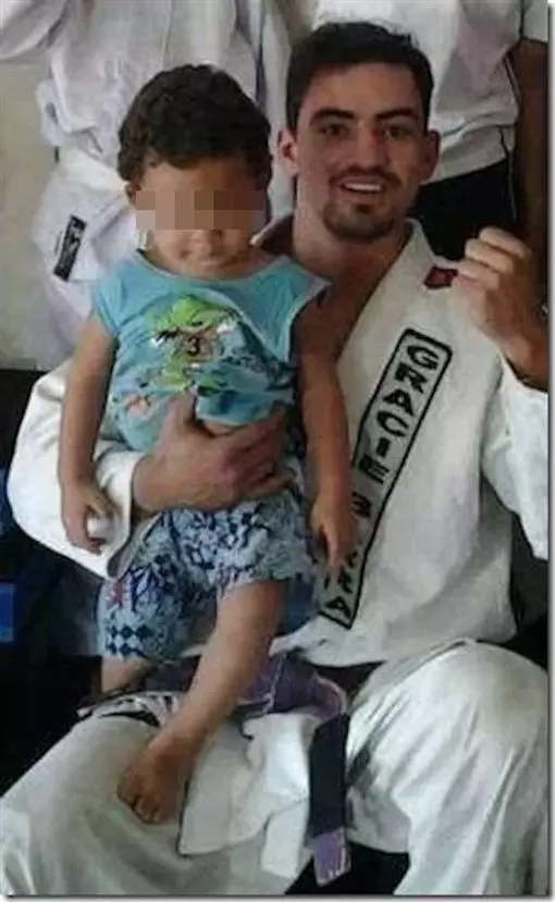 他「姦 殺小男童」得意炫耀,20位獄友「輪暴撕裂菊花」醫生縫合送回來又...網友:你活該!