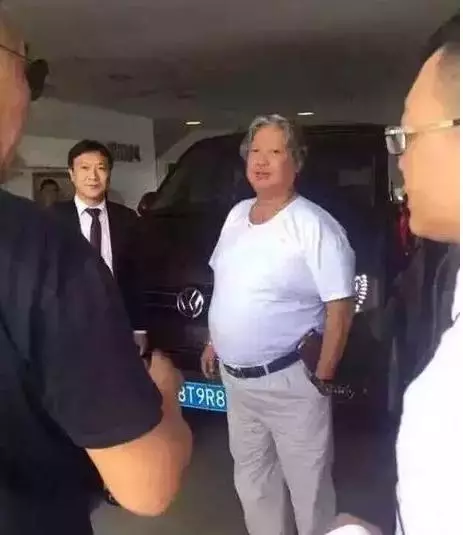 吳鎮宇的車,洪金寶的車,周潤發的車,周星馳的車,簡直天壤地別!