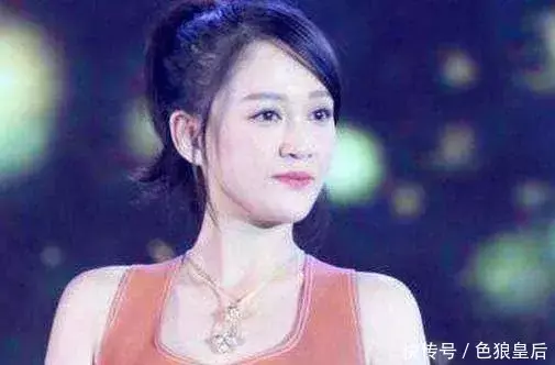 陳喬恩出席活動穿成這樣, 網友: 那她上衛生間怎麼辦啊!