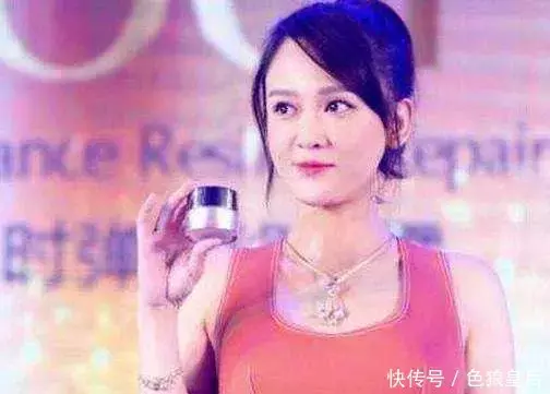 陳喬恩出席活動穿成這樣, 網友: 那她上衛生間怎麼辦啊!