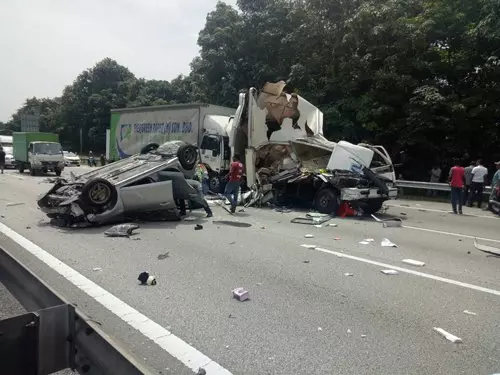 羅厘追尾撞轎車 引發連環撞 1死3傷