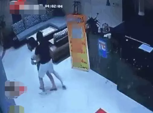 女孩凌晨醉酒被男子扶進賓館,曾向前台求救卻被當成兒戲!