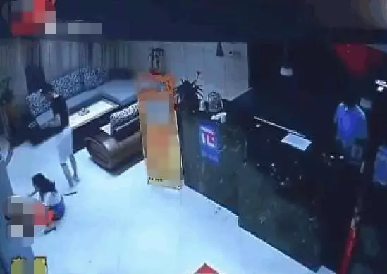 女孩凌晨醉酒被男子扶進賓館,曾向前台求救卻被當成兒戲!