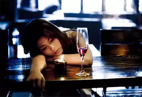 女孩凌晨醉酒被男子扶進賓館,曾向前台求救卻被當成兒戲!