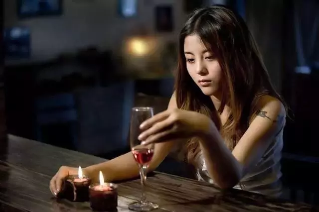 女孩凌晨醉酒被男子扶進賓館,曾向前台求救卻被當成兒戲!