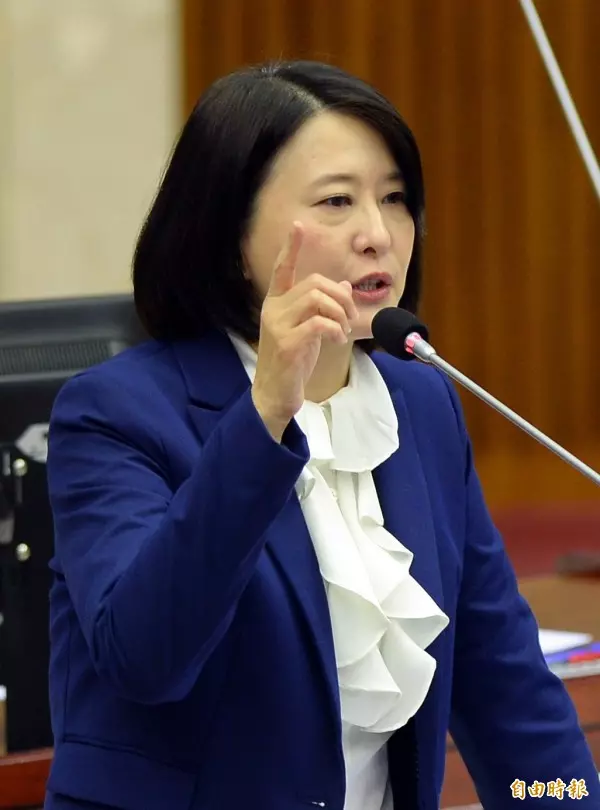恢復敬老金是1坨大便? 柯P:AI越來越接近我的回答