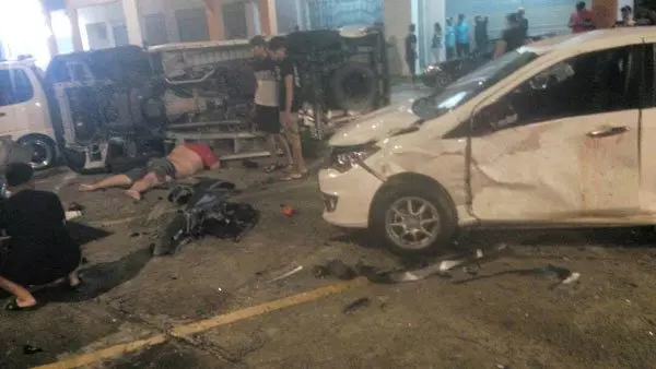 女子疑醉駕闖禍 毀3車 撞斃4男