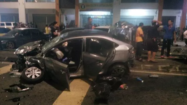 女子疑醉駕闖禍 毀3車 撞斃4男
