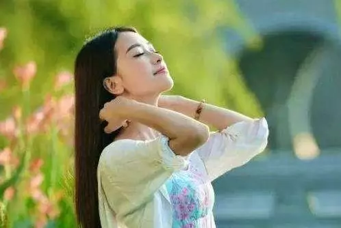 老婆離開後,她妹妹嫁給了我,大婚那天晚上我看到她的後背,我崩潰了