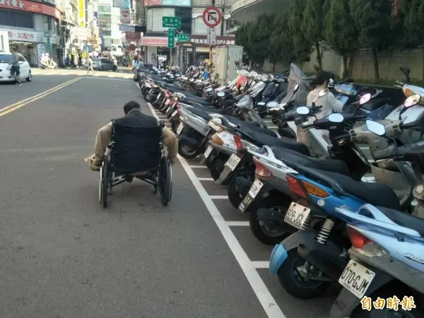 4歲腦癱女踏出第一步 感動百萬網友