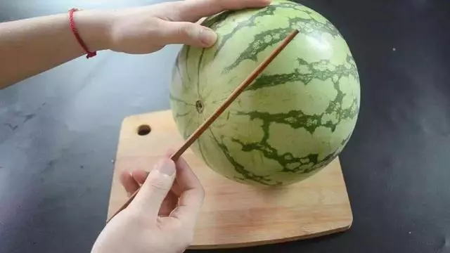 趕快收藏!西瓜上插根筷子,竟有如此妙用!可惜知道的人太少……