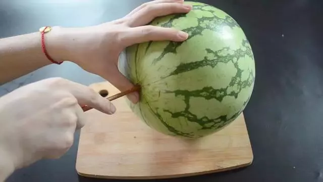 趕快收藏!西瓜上插根筷子,竟有如此妙用!可惜知道的人太少……