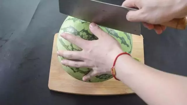 趕快收藏!西瓜上插根筷子,竟有如此妙用!可惜知道的人太少……