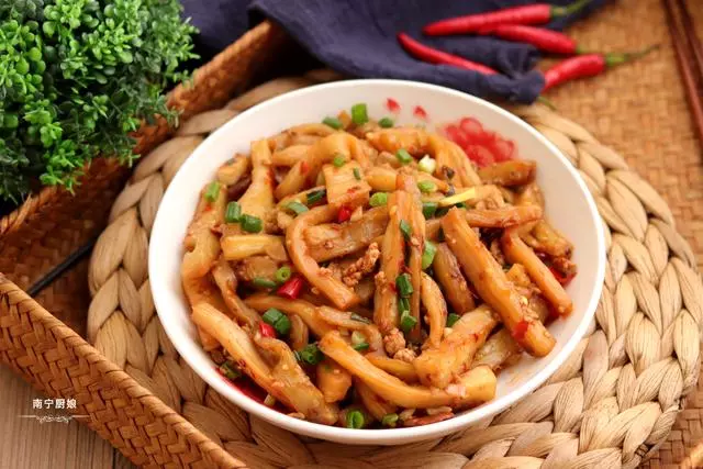 茄子這麼做,比肉還好吃,以至於我都忘記自己在減肥,連吃5碗飯