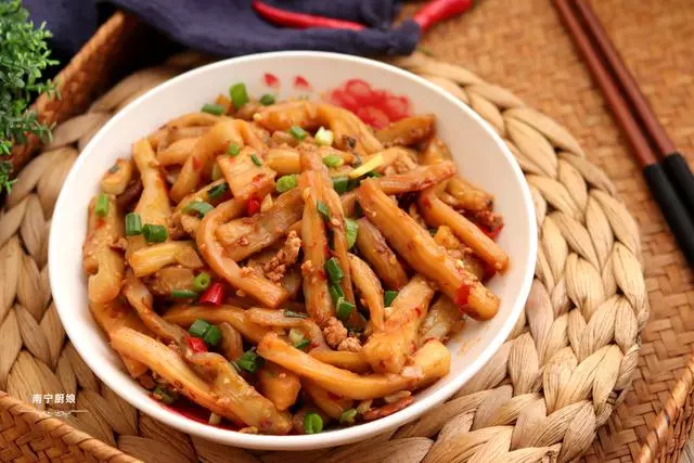 茄子這麼做,比肉還好吃,以至於我都忘記自己在減肥,連吃5碗飯