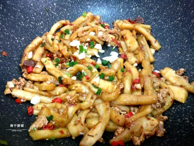茄子這麼做,比肉還好吃,以至於我都忘記自己在減肥,連吃5碗飯