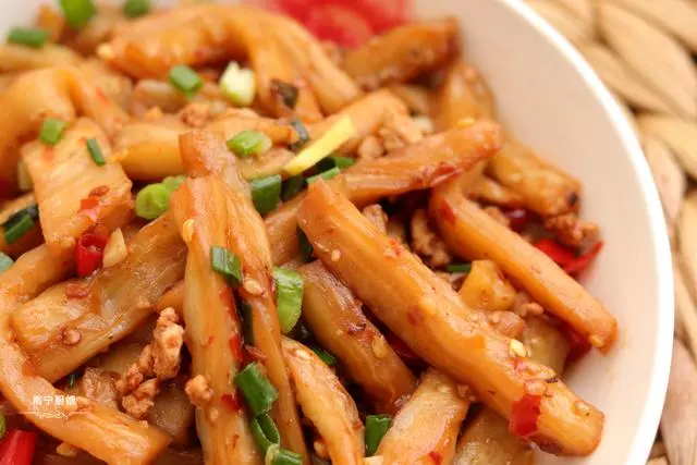 茄子這麼做,比肉還好吃,以至於我都忘記自己在減肥,連吃5碗飯