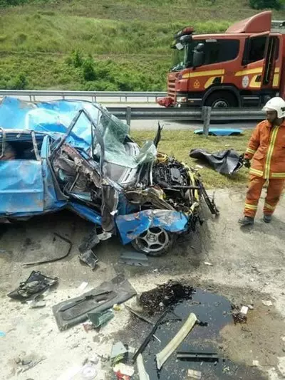 轎車在大道行駛時,失控猛撞分界堤後翻覆,造成2人,包括一名11歲男童被拋出車外,當場慘死