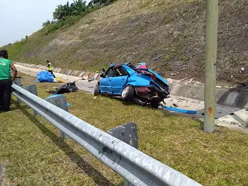 轎車在大道行駛時,失控猛撞分界堤後翻覆,造成2人,包括一名11歲男童被拋出車外,當場慘死