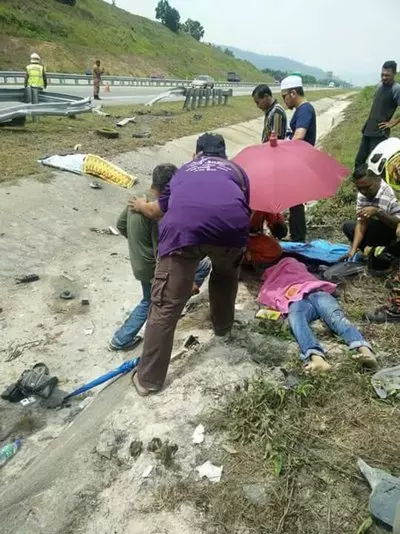 轎車在大道行駛時,失控猛撞分界堤後翻覆,造成2人,包括一名11歲男童被拋出車外,當場慘死