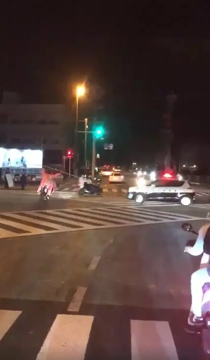 被暴走族屁孩騎車挑釁...日警不追趕直接「這樣做」網友:好療癒~