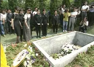 2歲亡童在下葬前突然坐起來 「要喝水」!驚嚇的爸爸立馬倒了一杯水後,下一秒男童又讓現場的人尖叫了!