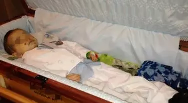 2歲亡童在下葬前突然坐起來 「要喝水」!驚嚇的爸爸立馬倒了一杯水後,下一秒男童又讓現場的人尖叫了!