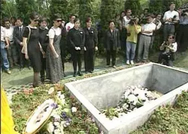 2歲亡童在下葬前突然坐起來 「要喝水」!驚嚇的爸爸立馬倒了一杯水後,下一秒男童又讓現場的人尖叫了!