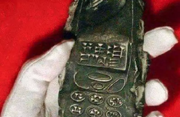 多個證據證明真的有「時光旅行者」!在奧地利,考古學家發現「800年前手機」,上面竟然有..