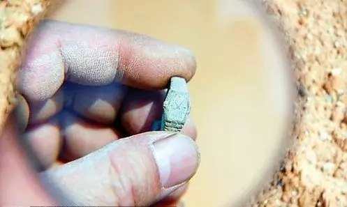 多個證據證明真的有「時光旅行者」!在奧地利,考古學家發現「800年前手機」,上面竟然有..