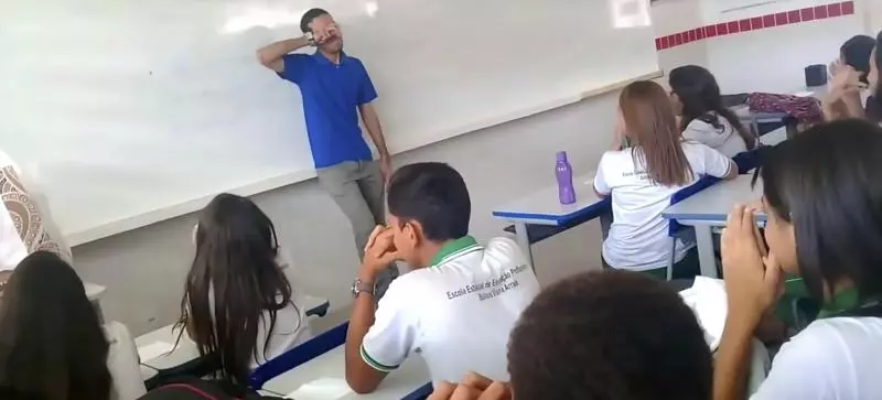 遲遲收不到薪水,老師被逼「睡在教室地板上」!沒想到學生們準備的「驚喜」讓他爆哭......
