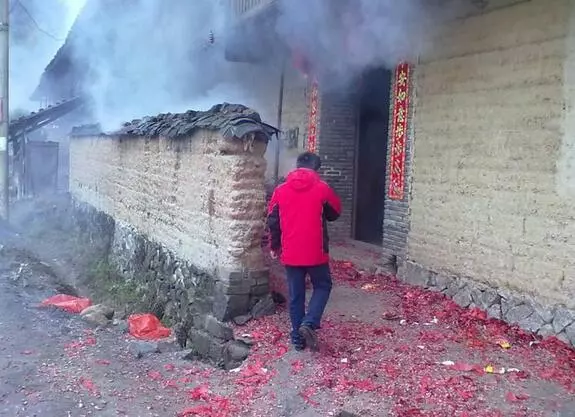 他不想鄰居向他借錢,於是裝扮成乞丐回老家過年,沒想到最終結果讓他心裏暖暖的...