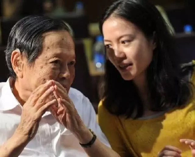 他不想鄰居向他借錢,於是裝扮成乞丐回老家過年,沒想到最終結果讓他心裏暖暖的...