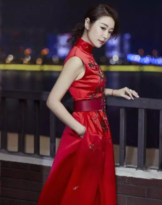 42歲的林心如和趙薇同穿中國紅裙,網友:一個水蛇腰,一個水桶腰!